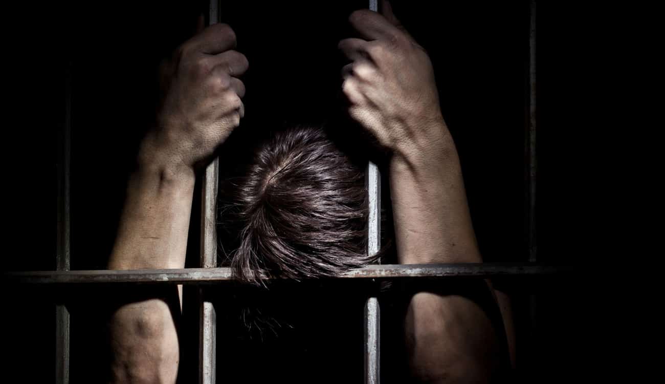 بالفيديو.. لحظة مؤثرة لسجين قضى 27 عامًا ظلمًا بين القضبان