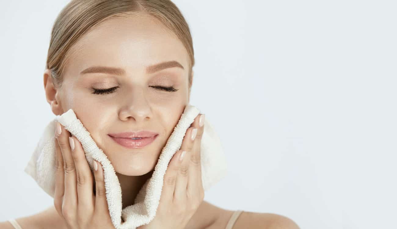 لهذه الأسباب تجنبي استخدام المنشفة لتجفيف وجهك