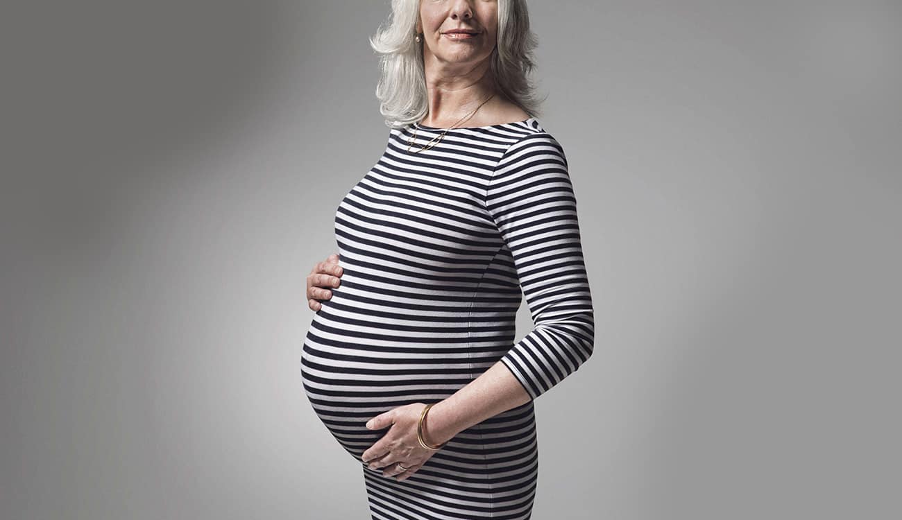 أكبر أم في العالم.. حامل في الـ70 من عمرها