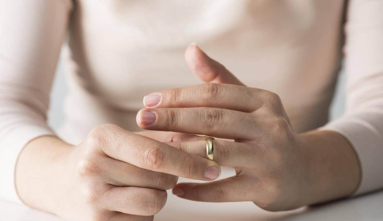 دراسة: ثلث النساء يخلعن خاتم الزواج في مقابلة العمل الأولى!