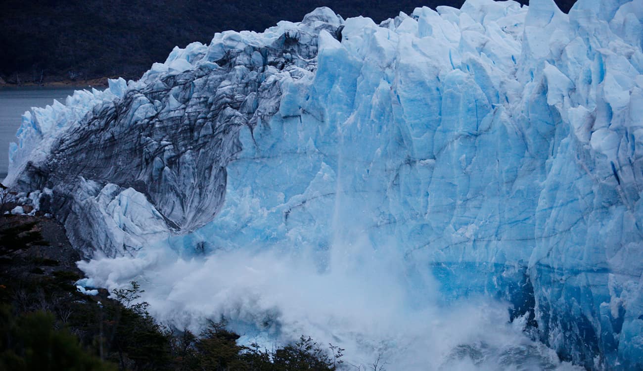 بالصور.. علماء يدرسون أخطر كتلة جليدية في العالم.. تهدد بكارثة