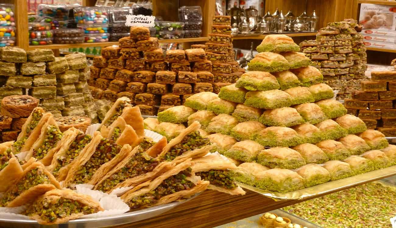 صورة نادرة لحلويات رمضان بسوق الخبر قبل 44 عامًا