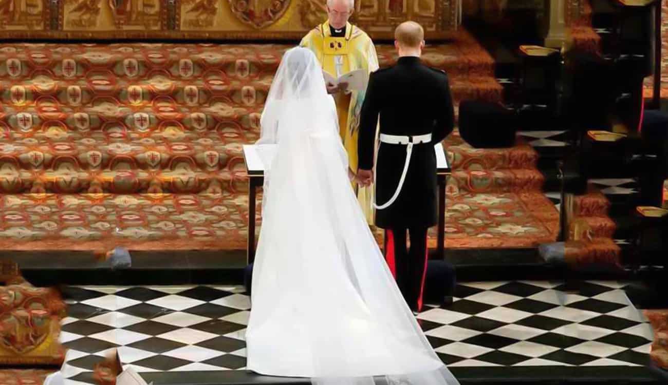 بالصور.. من هو مصمم فستان زفاف ميغان ماركل الملكي؟