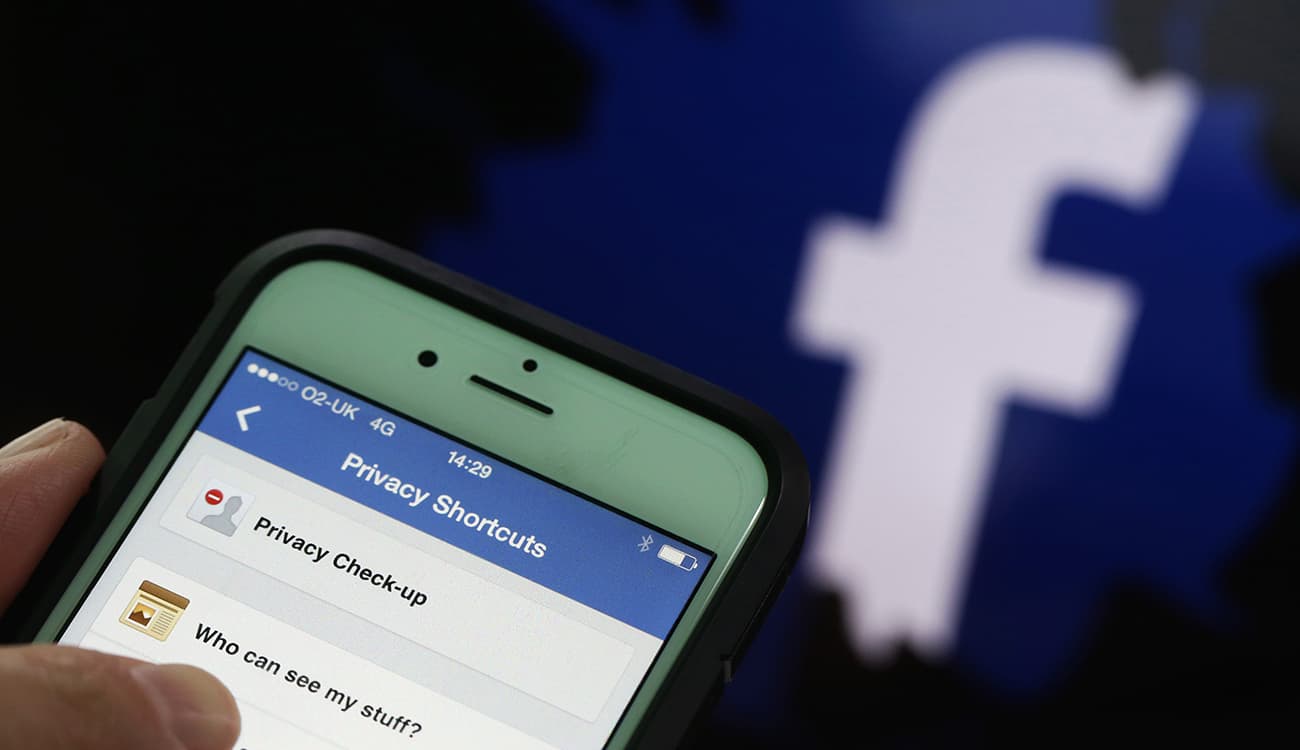 «أبل» تمنع فيسبوك من جمع بيانات المستخدمين