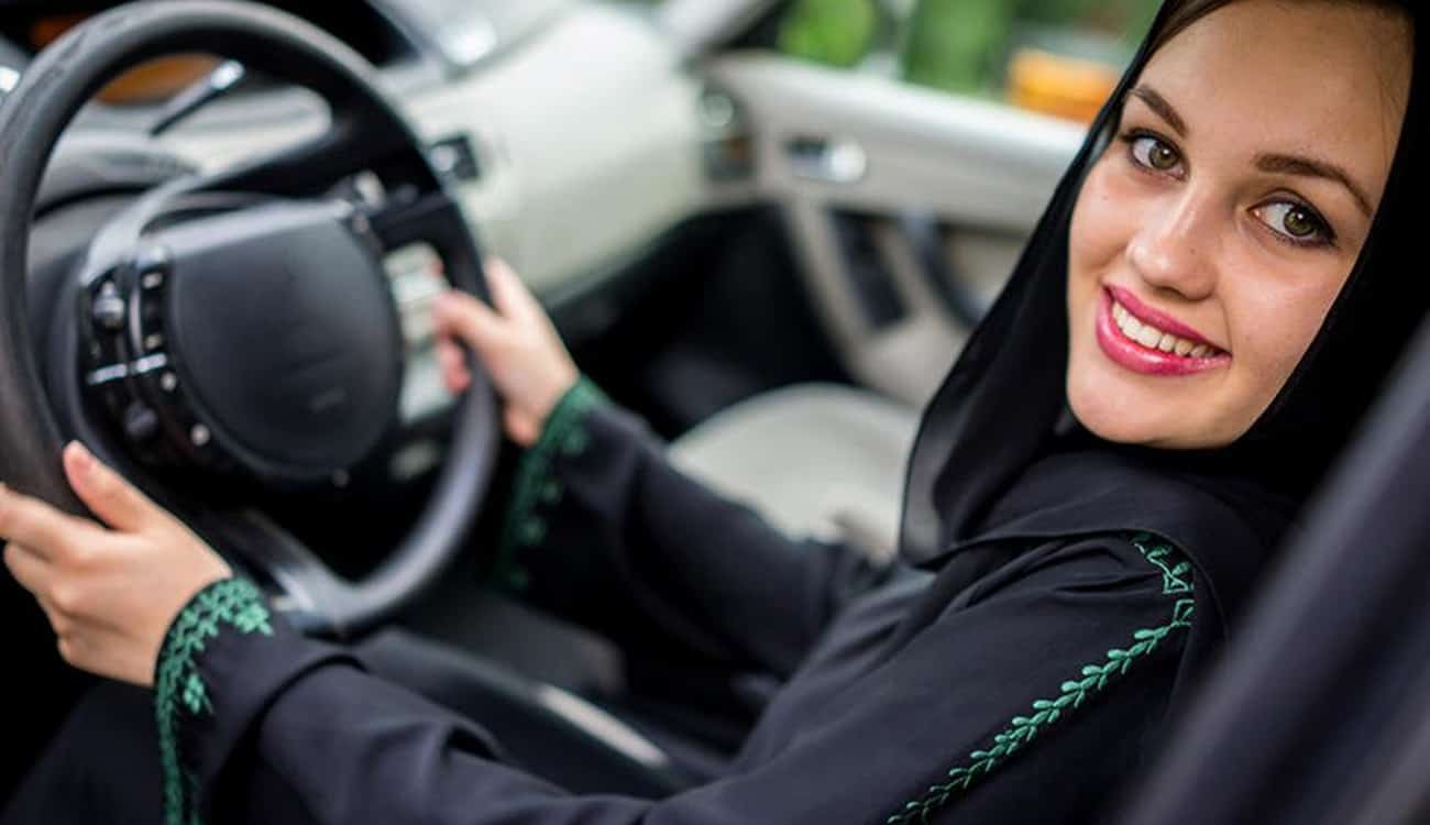 مرتدية خوذة.. أسيل الحمد تستعين بـ«الفورميلا وان» لتشجيع النساء على القيادة