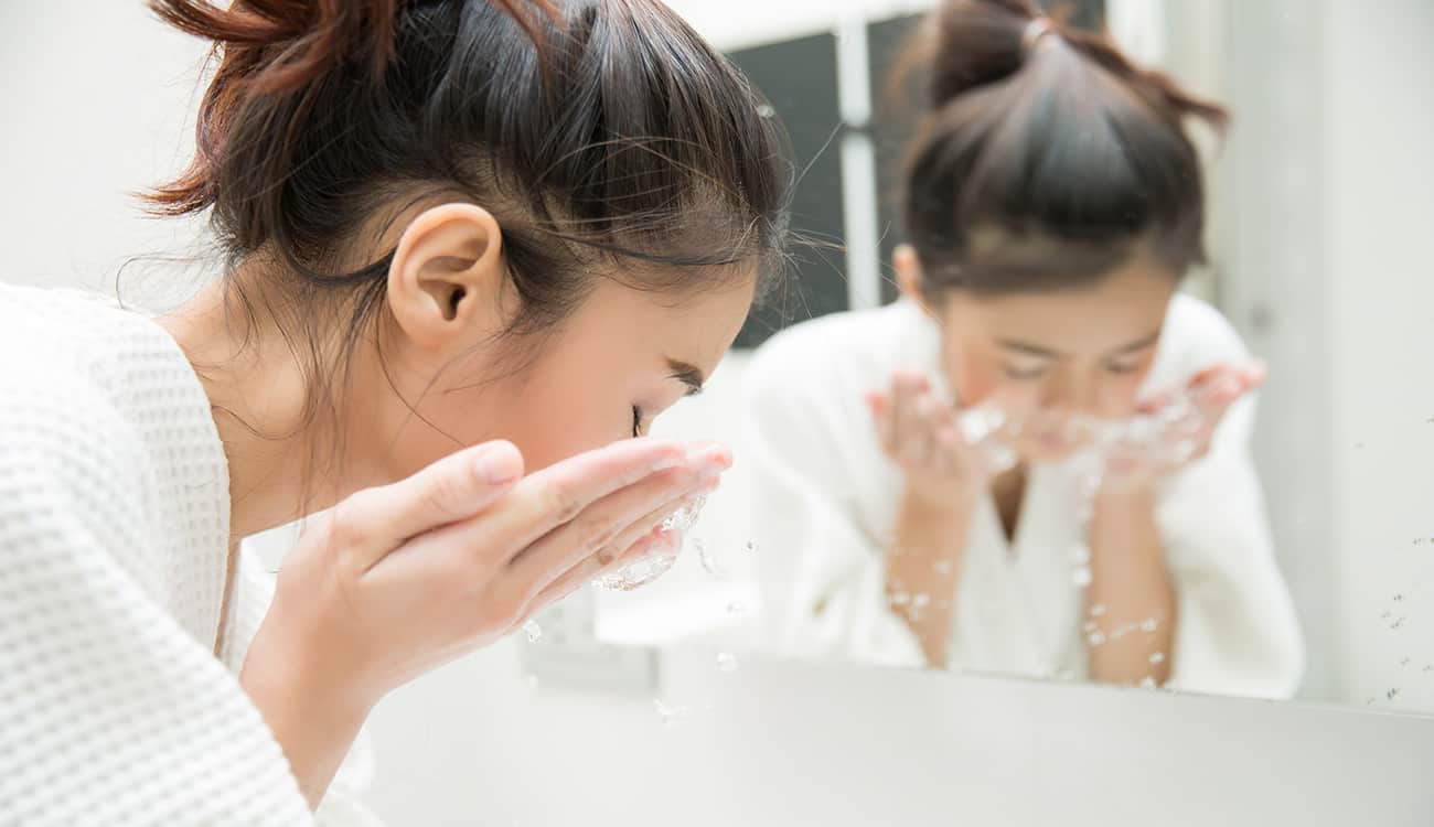 4 نصائح للعناية بالبشرة المصابة بالحبوب عند غسلها