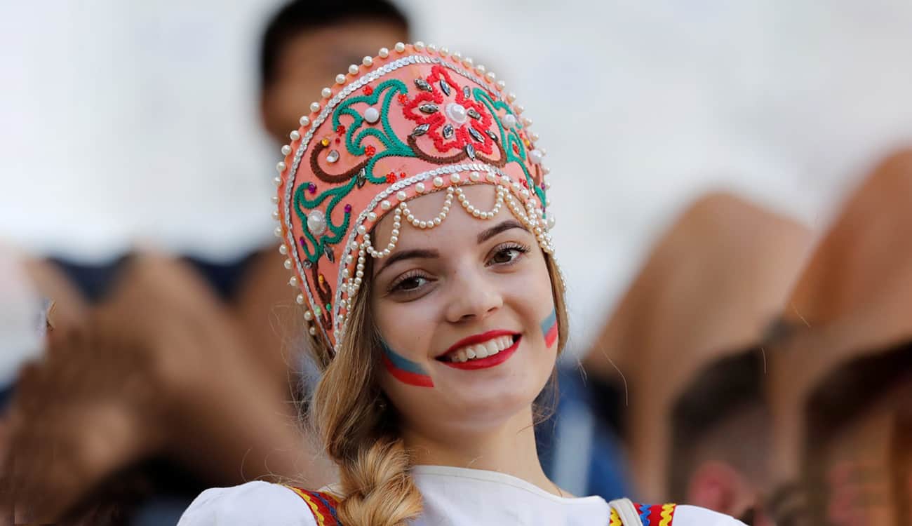 بالصور.. مدرجات روسيا بين جمال الحسناوات ومتعة الأداء