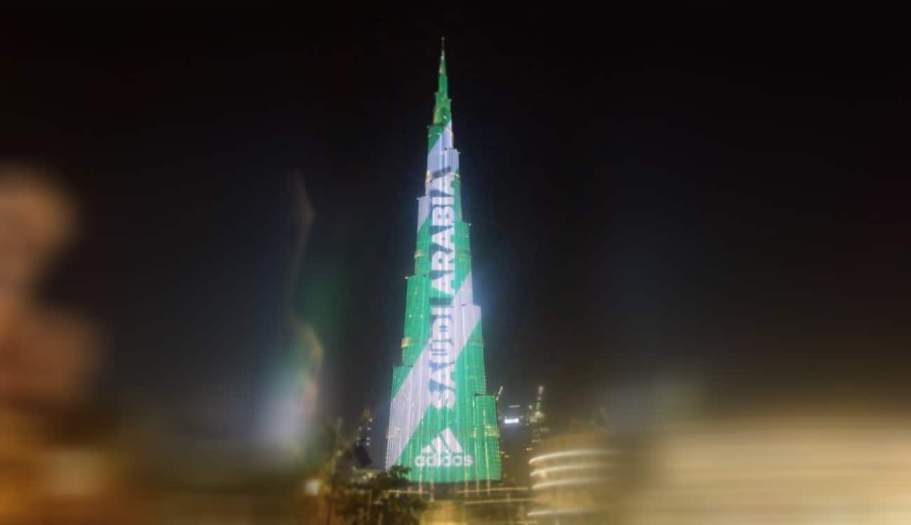 برج خليفة يكتسي بالعلم السعودي