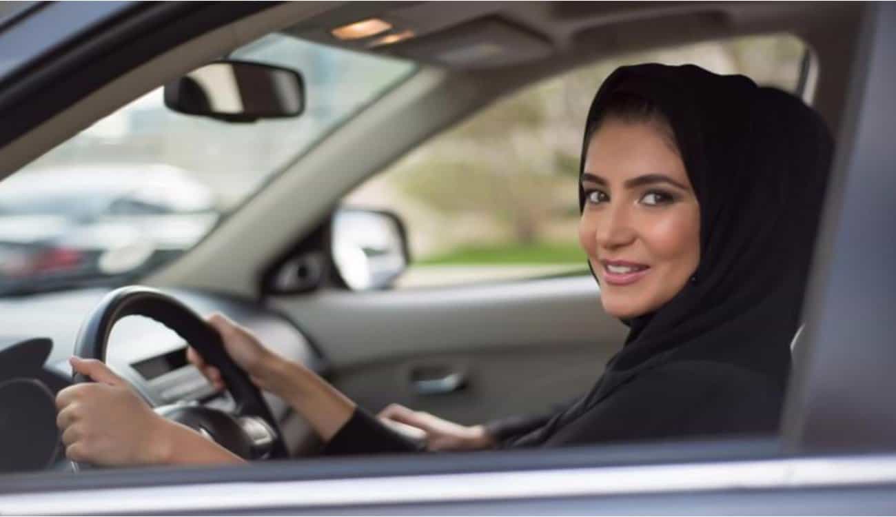 بالفيديو.. تعرف على أول امرأة تقود السيارة في السعودية