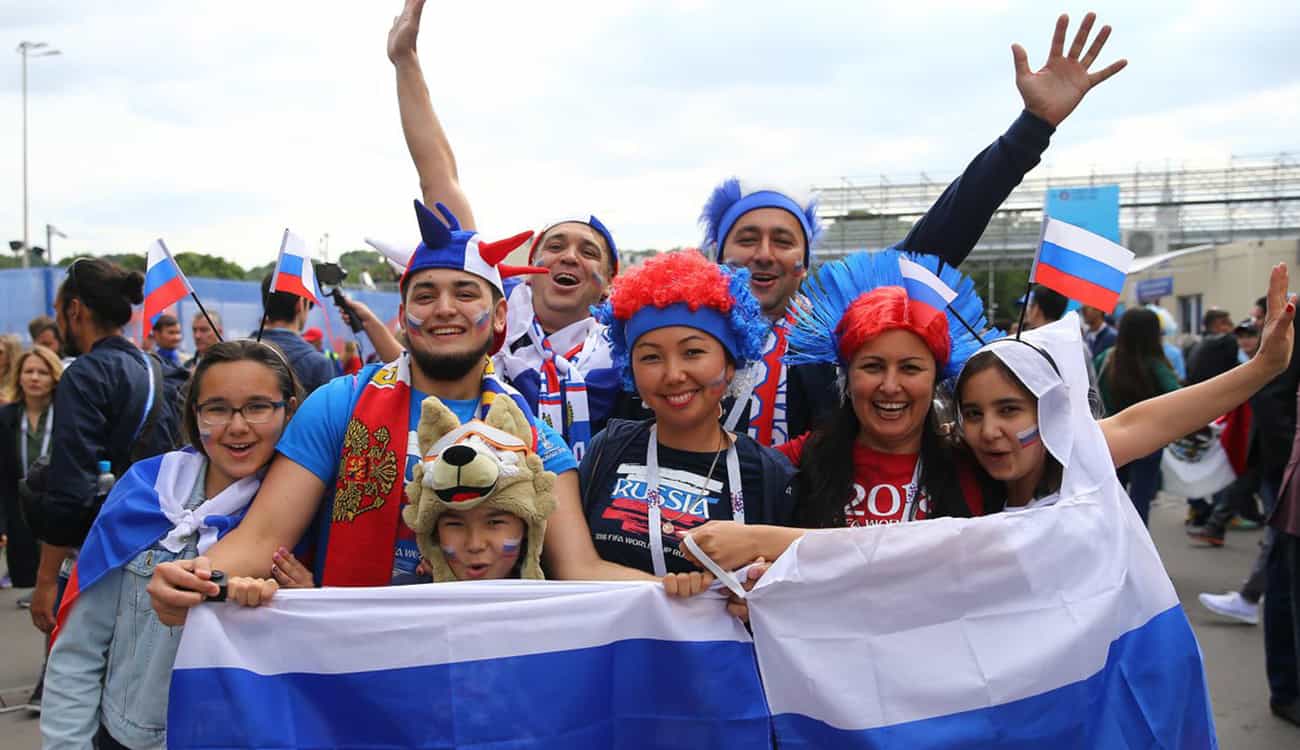 فيديو.. وجهان لكأس العالم.. احتفالات فتيات روسيا مقابل حزن السعوديات