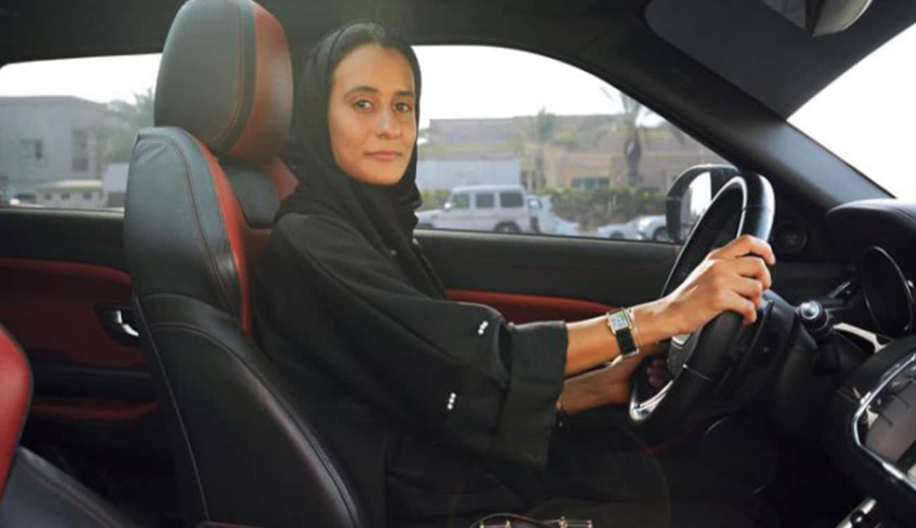 بالصور.. ريم الكعبور أول فتاة سعودية تقطع الحدود بسيارتها بين الإمارات والمملكة