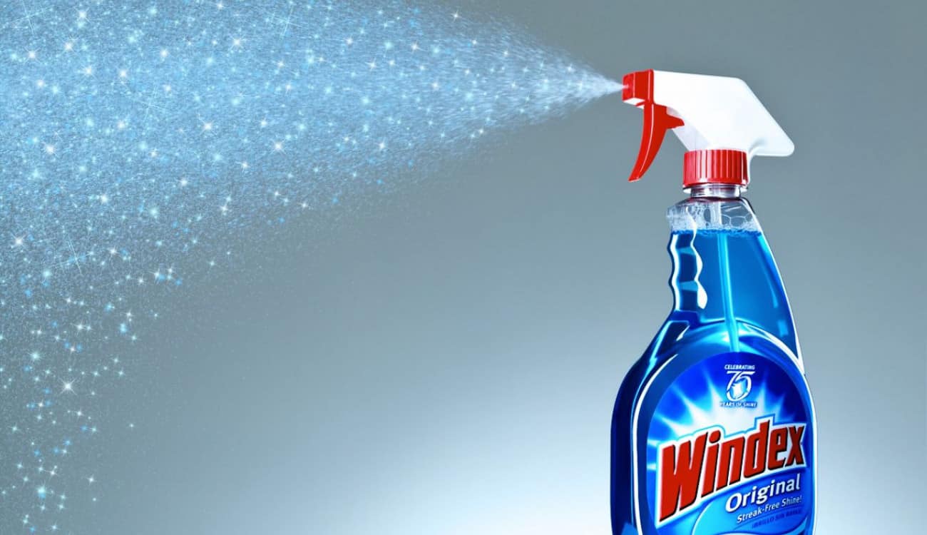 عارضة أمريكية تستخدم سائل تنظيف للتسمير.. وخبراء يردون