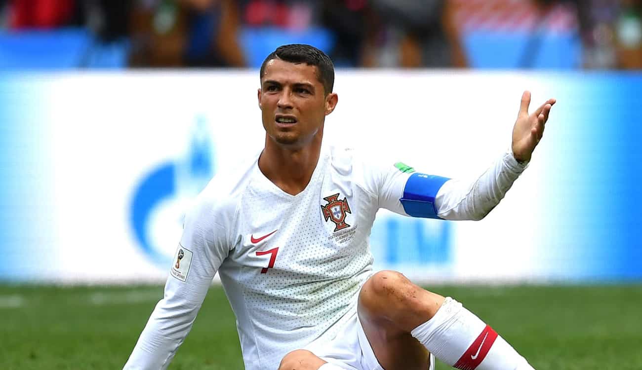 كريستيانو رونالدو ينتقد كرة كأس العالم.. و«فيفا» تدافع