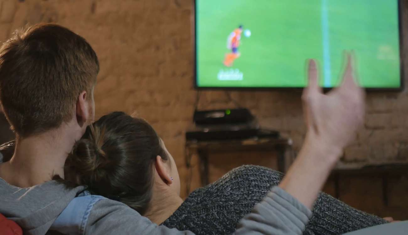 كيف تتعاملين مع زوجك عاشق كرة القدم أثناء كأس العالم؟
