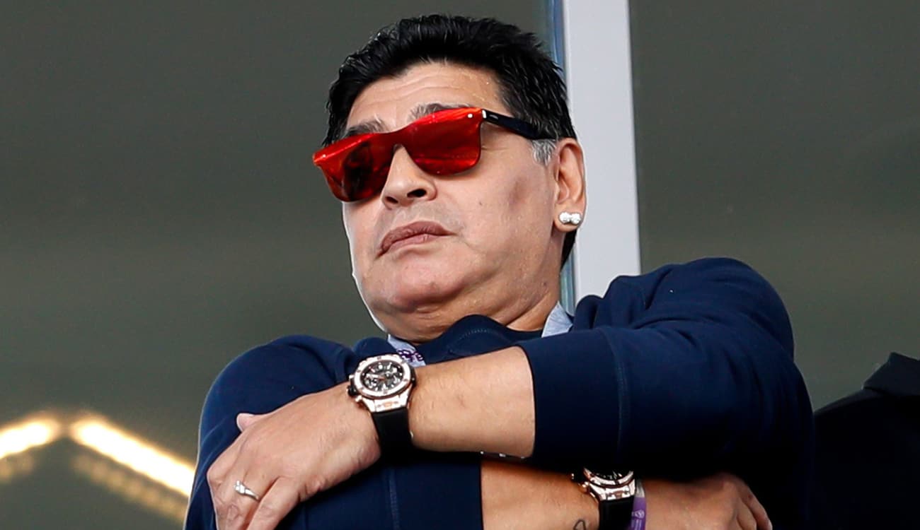 بالصور.. رد فعل رئيس «فيفا» تجاه «مارادونا» بعد إقصاء الأرجنتين