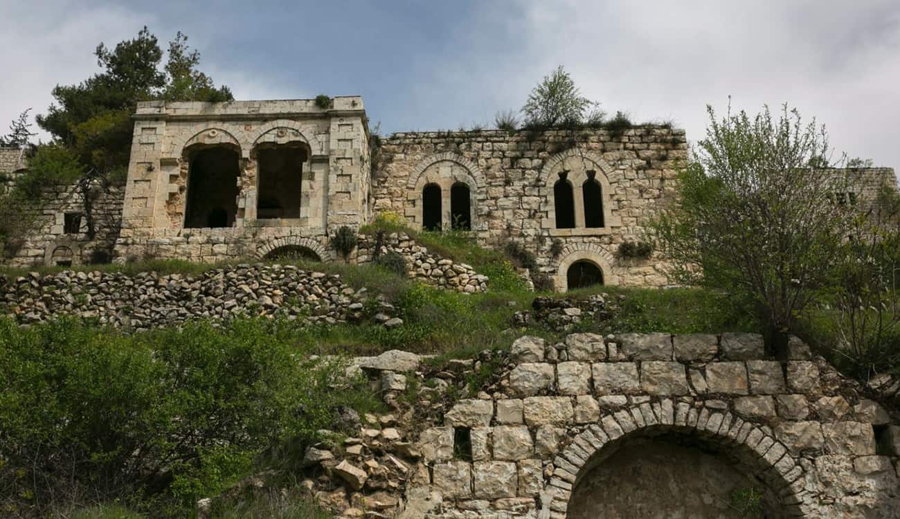 اكتشاف مجسم غامض لـرأس ملك يعود إلى 3000 عام في قرية فلسطينية