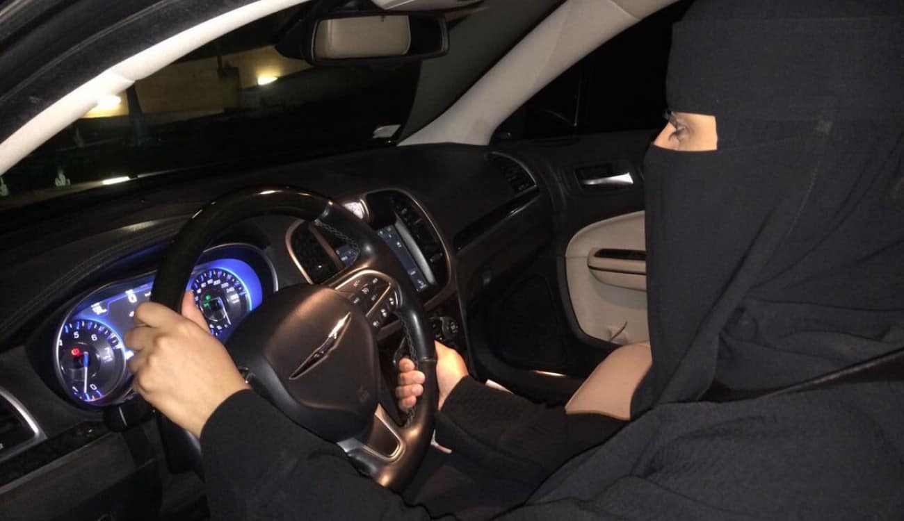 بالفيديو.. نساء يقطعن الحدود في اليوم التاريخي للمرأة السعودية