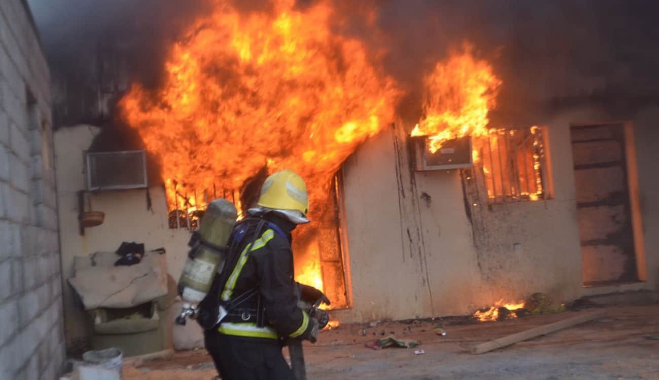 بالصور.. تكريم "مدني أبو عريش" بعد إنقاذ عائلة كاملة احترق منزلها
