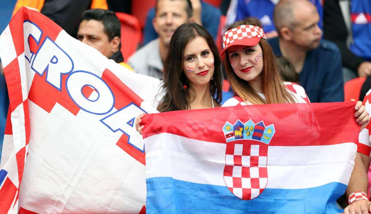 بالصور.. مشجعات كرواتيا الأجمل في المونديال.. و"فيفا" يمنع المصورين من متابعتهن