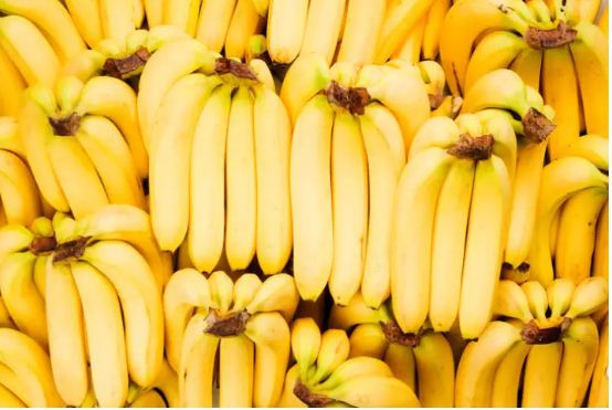 بالصور.. 11 حقيقة مذهلة عن الطعام.. الموز من عائلة التوت ومخترع «الشيتوس» عامل نظافة!