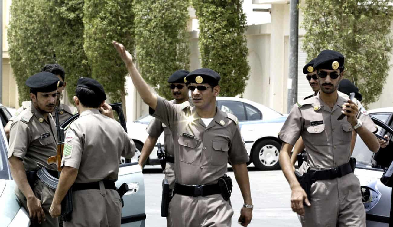 شرطيان سعوديان ينقذان خمسينيًّا من الهلاك في الصحراء