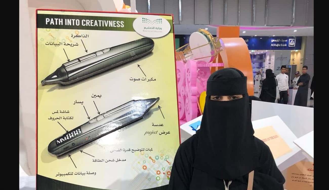 بالصور.. طالبة سعودية تبتكر قلما ذكيا لمساعدة الصم والبكم
