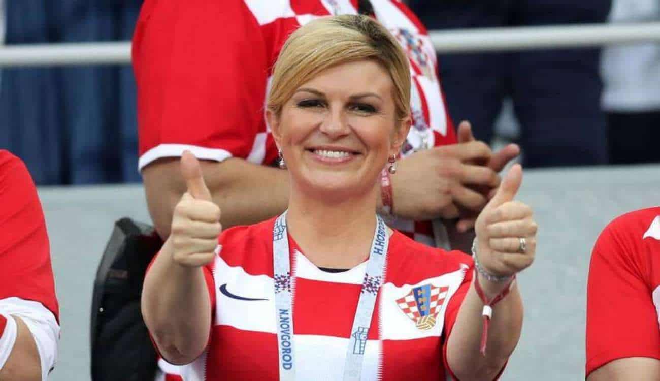 رئيسة كرواتيا ترفع حرارة نهائي المونديال بهدية مثيرة لبوتين وماكرون!