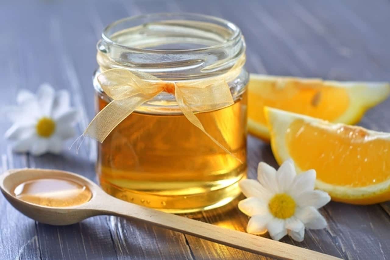 «الصحة البريطانية»: العسل بالليمون بديل للمضادات الحيوية في علاج السعال!