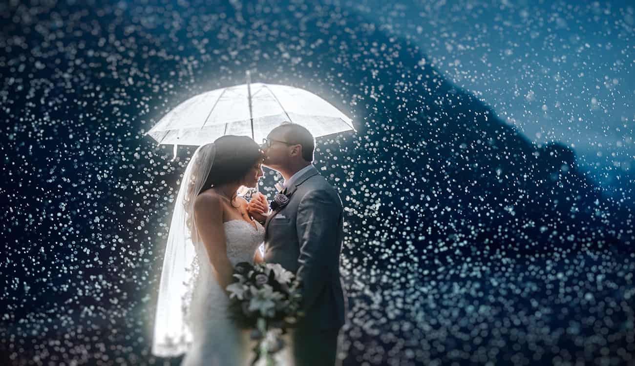 بالفيديو والصور.. عروسان يحتفلان بزفافهما رغم الفيضان والأمطار الغزيرة