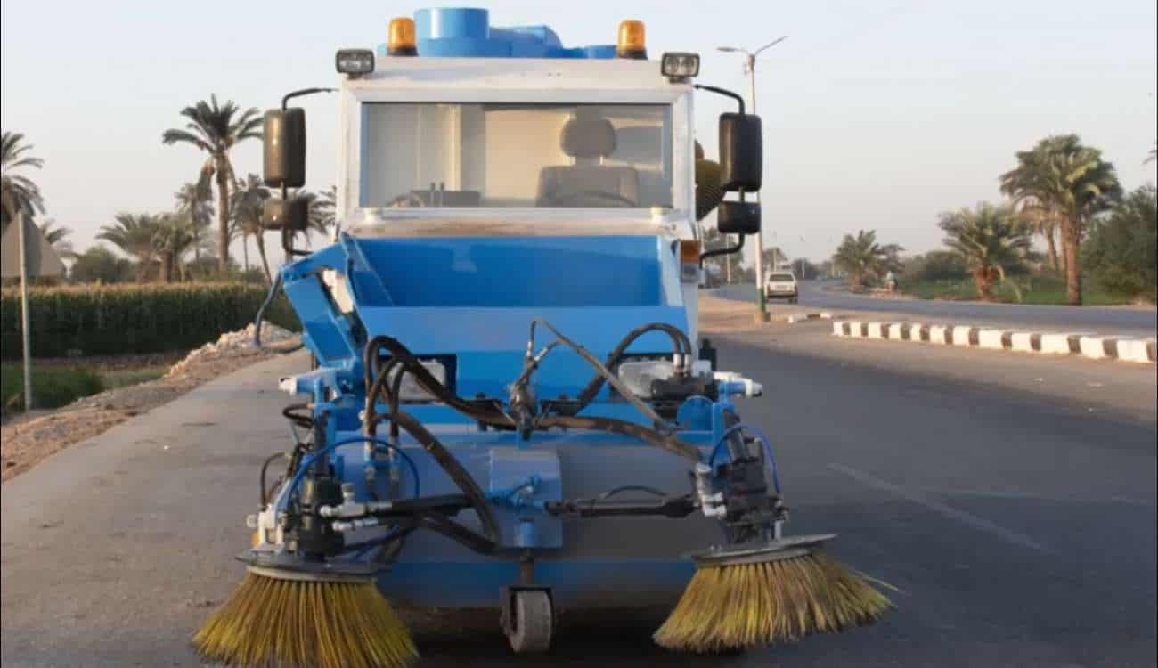 بالفيديو.. مصري يبتكر سيارة محلية الصنع لتنظيف الشوارع