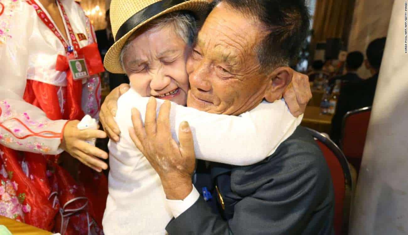 صور مؤثرة للقاء تسعينية بابنها بعد 70 عامًا من الفراق