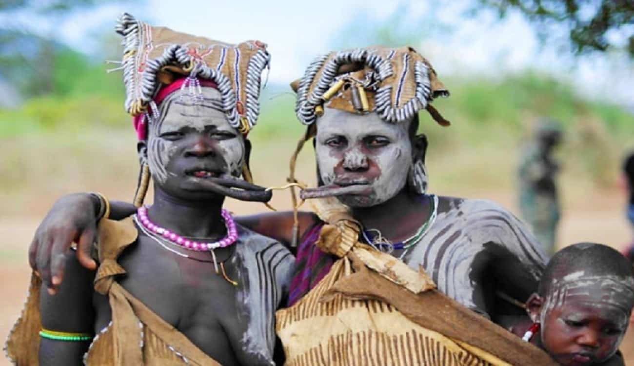 صحن الشفاه أغرب عادة لنساء قبيلة «سور مي» الإثيوبية