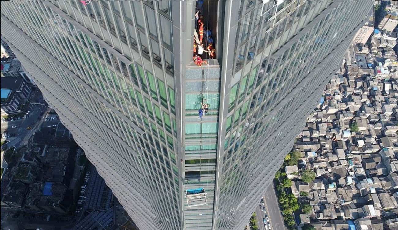 فيديو صادم لعاملين يتأرجحان في الهواء من نافذة الطابق الـ56 لـ ناطحة سحاب صينية!