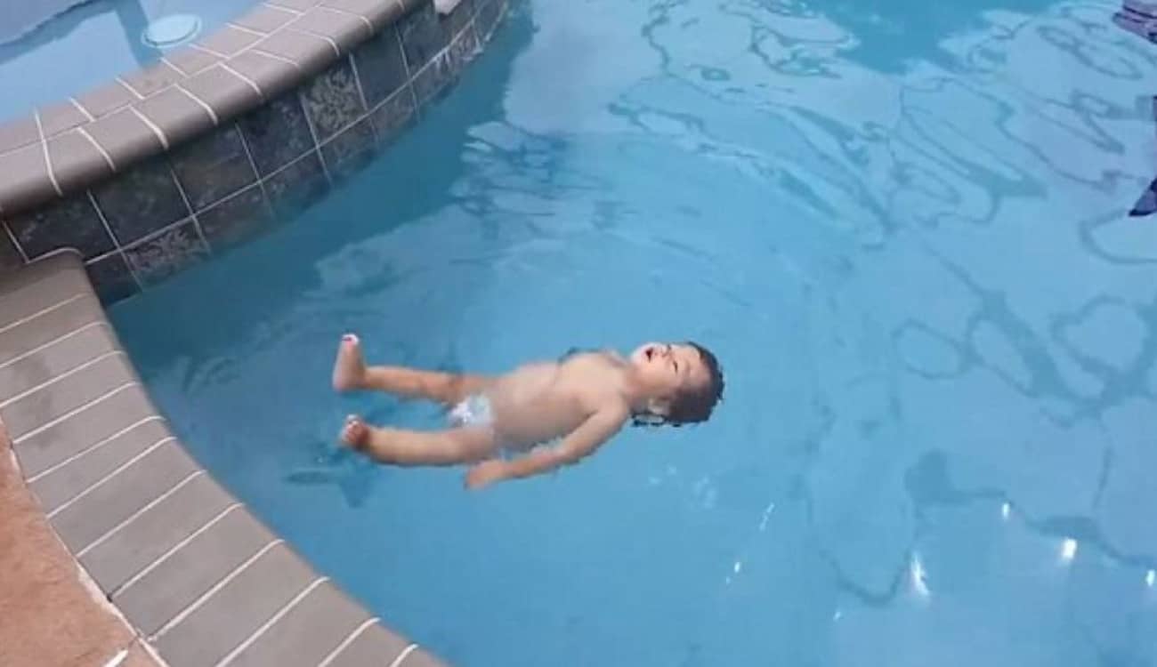 بالصور.. لقطات رائعة لرضع يمارسون السباحة بكفاءة