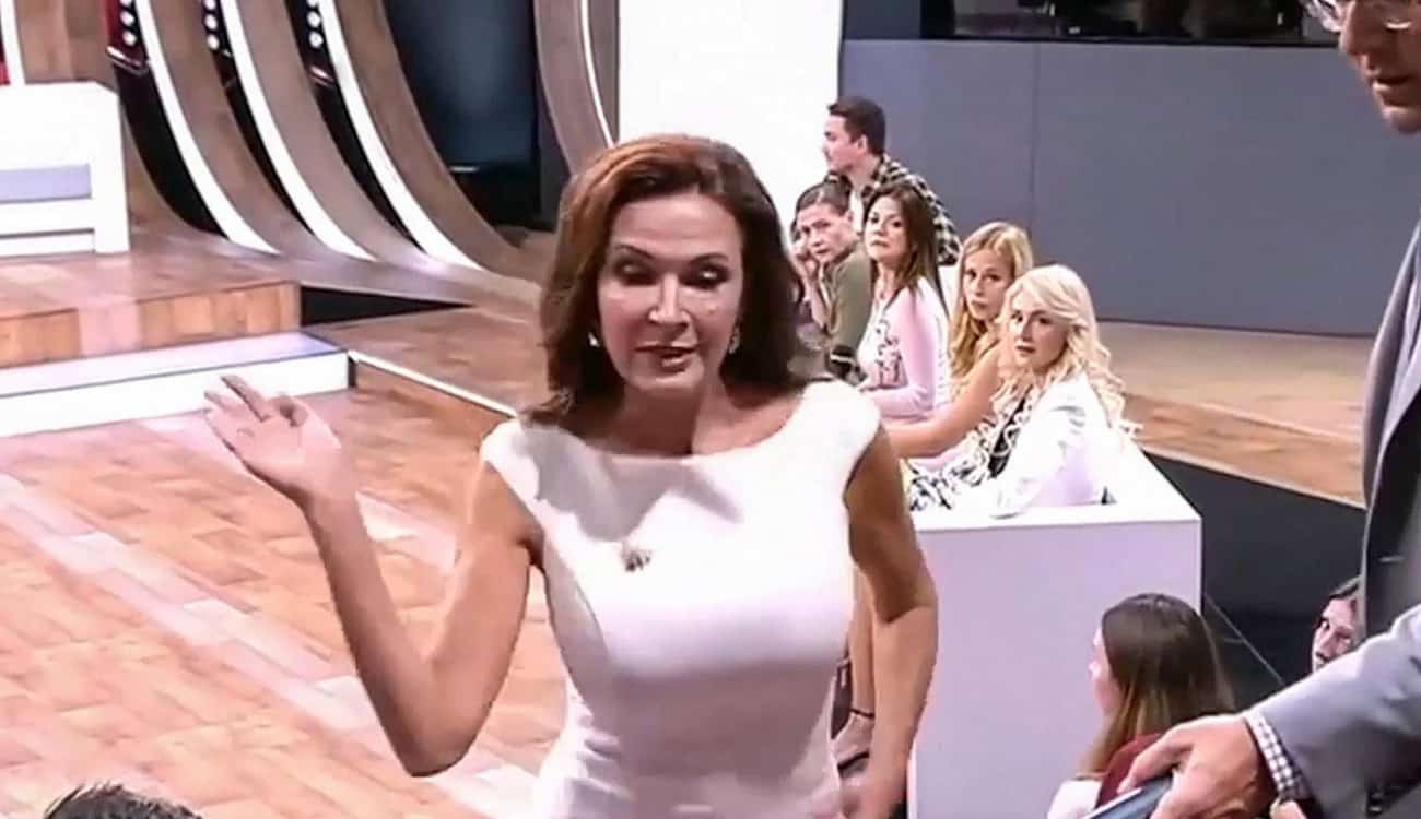 بالفيديو.. ممثلة شهيرة توجه صفعة مفاجئة لواحدة من جمهورها على الهواء