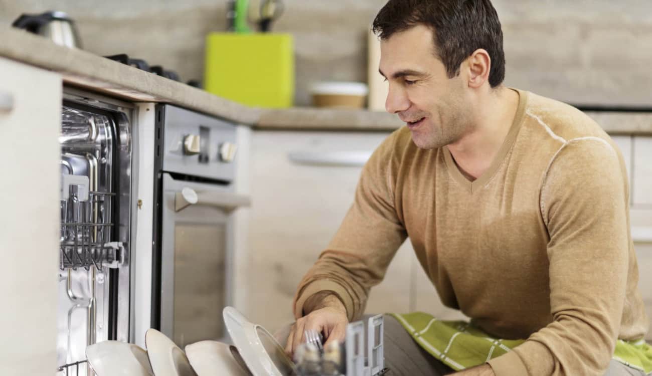دراسة: الرجال يفضلون الأعمال المنزلية على الوظائف.. ماذا عن النساء؟