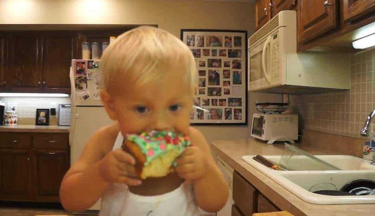 فيديو مدهش.. طفل في الثانية يحضّر كعكة يوم ميلاده بنفسه!