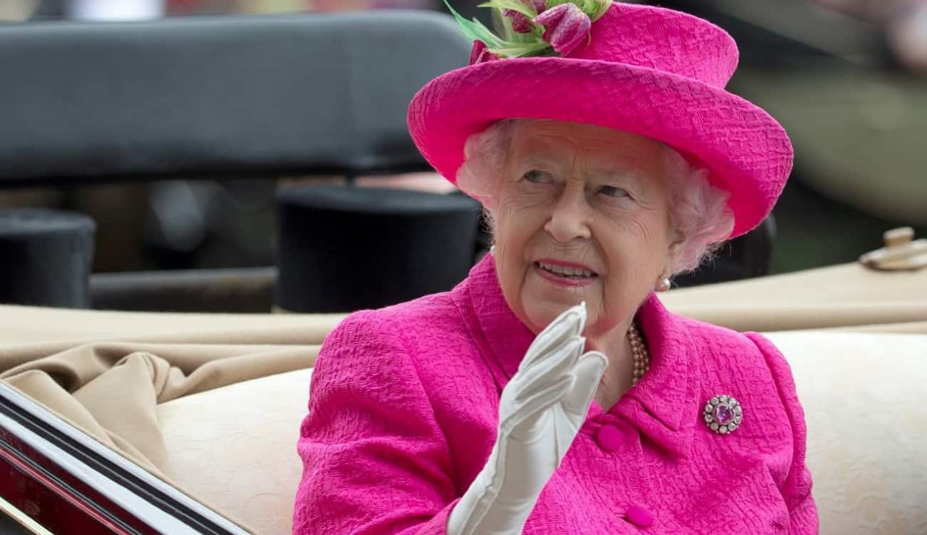 لعجزها عن التلويح للجماهير.. ملكة بريطانيا تحصل على «يد ميكانيكية»!