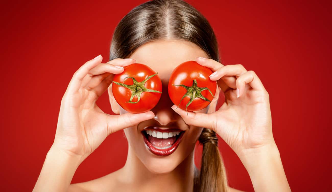 نقّي وجهك بـ الطماطم والنشا بهذه الطريقة