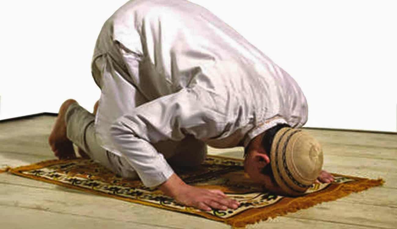حسن الخاتمة.. شاهد لحظة وفاة مقيم باكستاني أثناء الصلاة
