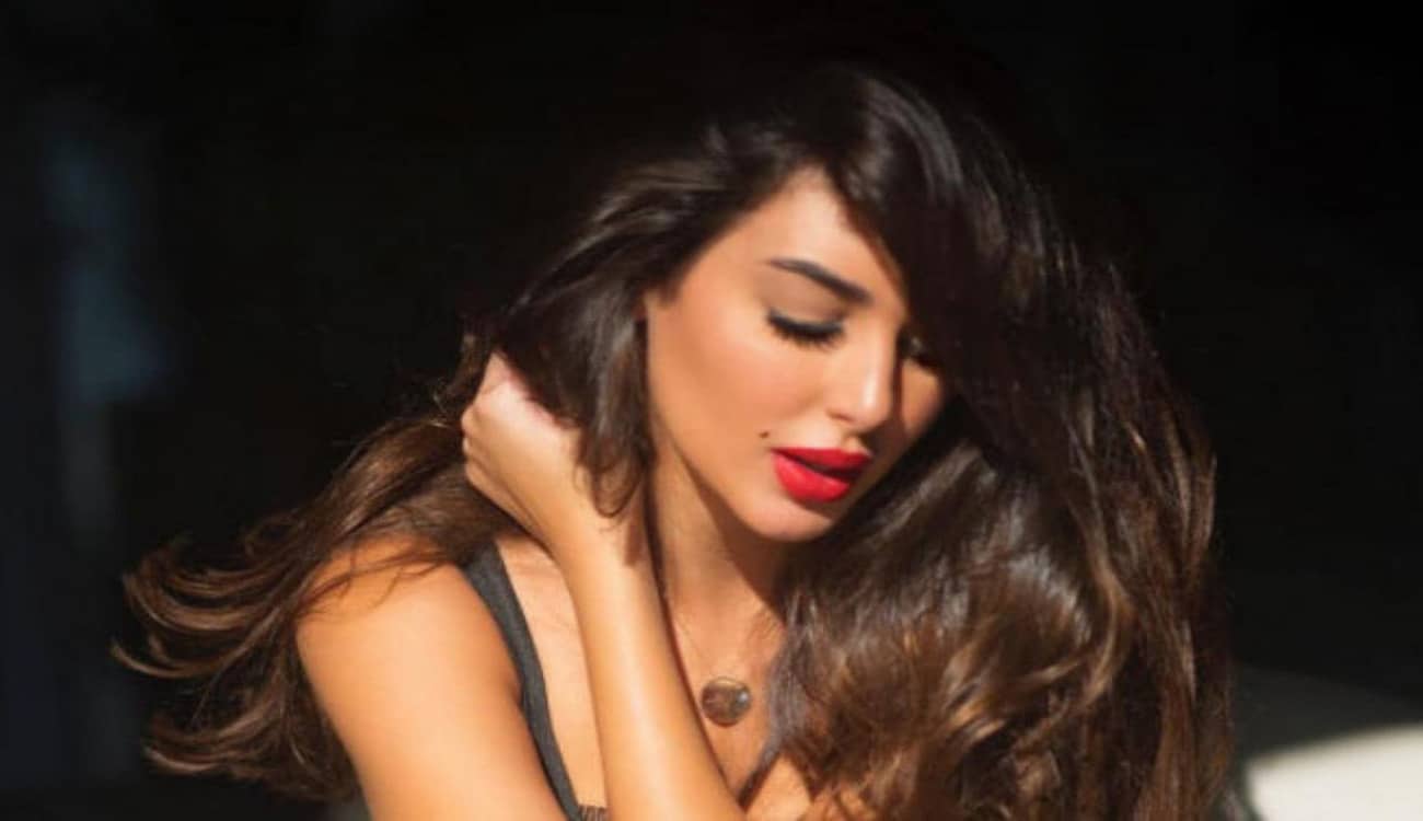 ياسمين صبري تستطلع رأي جمهورها في إطلالة حفل ختام «الجونة السينمائي»