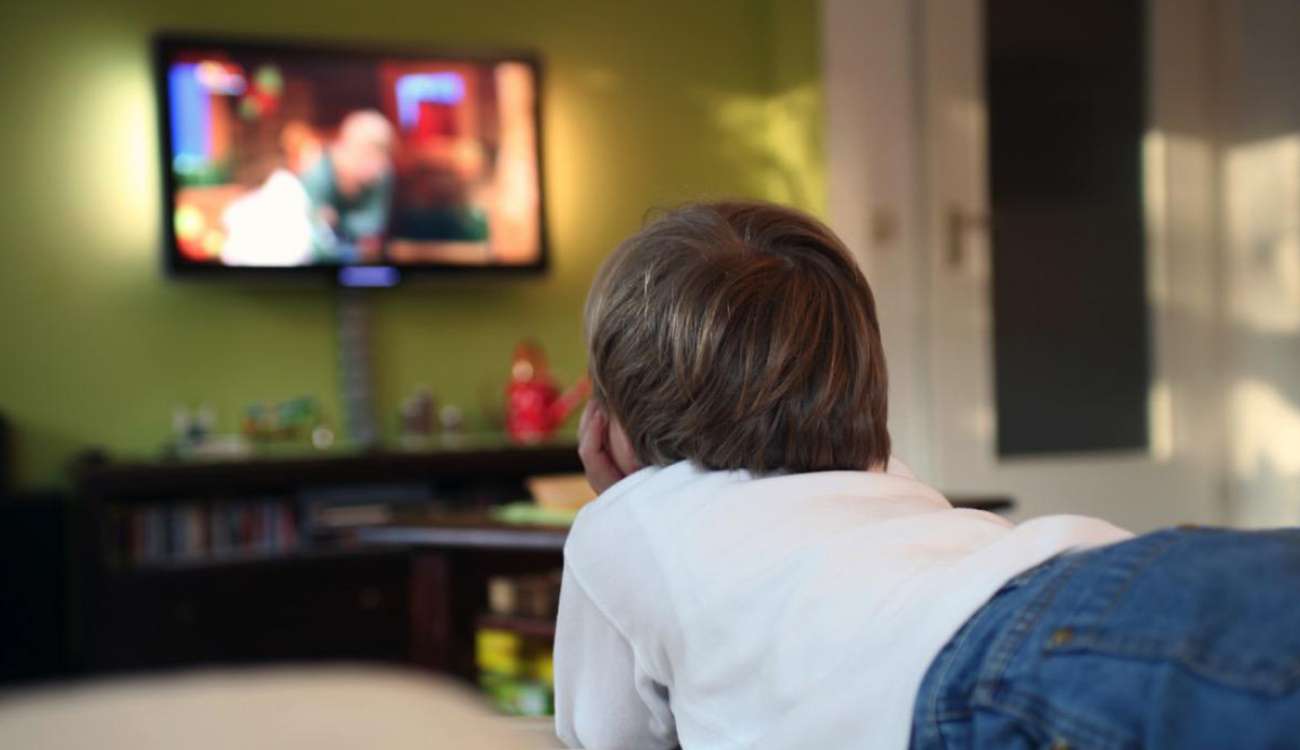 دراسة: إعلانات التلفاز تؤثر على أدمغة الأطفال لهذا السبب