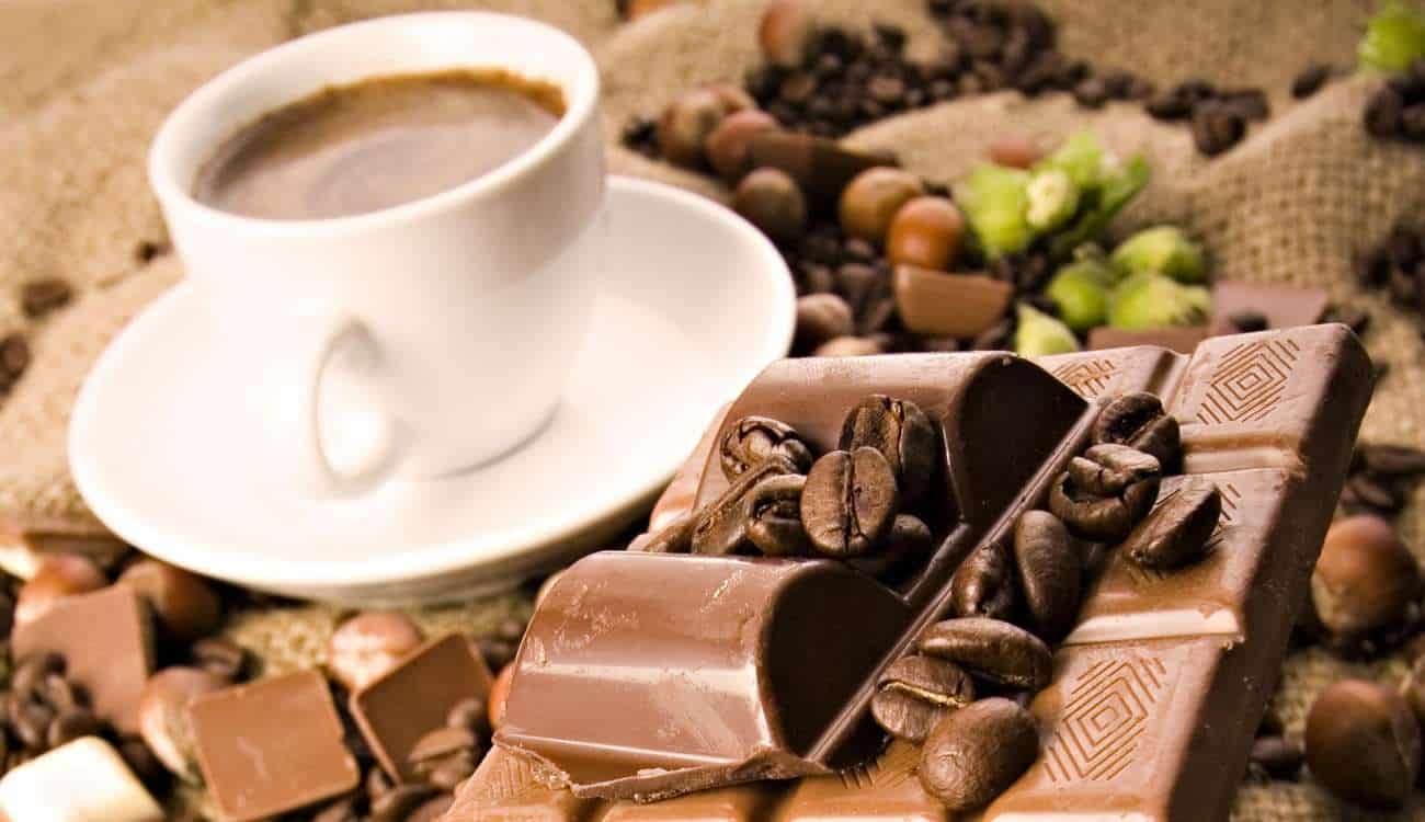الشوكولاتة والشاي والقهوة يطيلون العمر بشرط تناولهم مع هذا العنصر