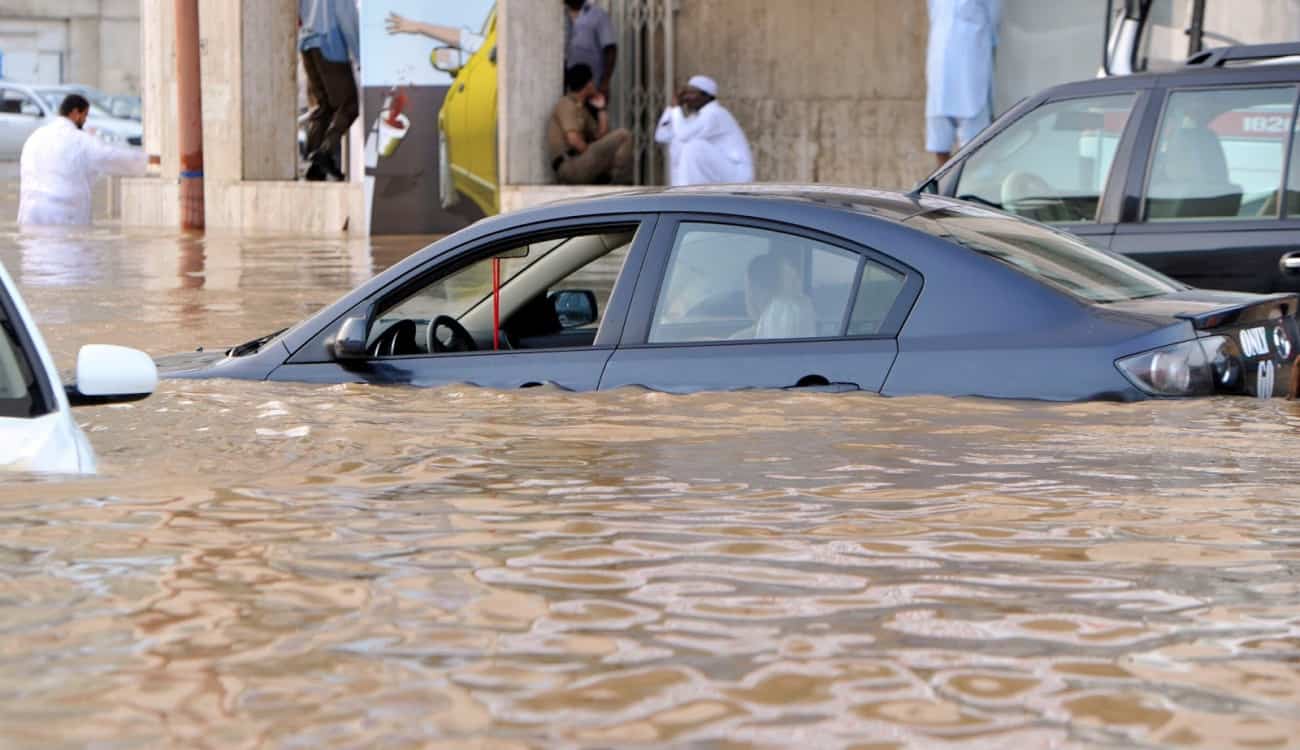 بالفيديو.. الأمطار تجرف السيارات بالرياض.. وإنقاذ ٩٣ شخصا