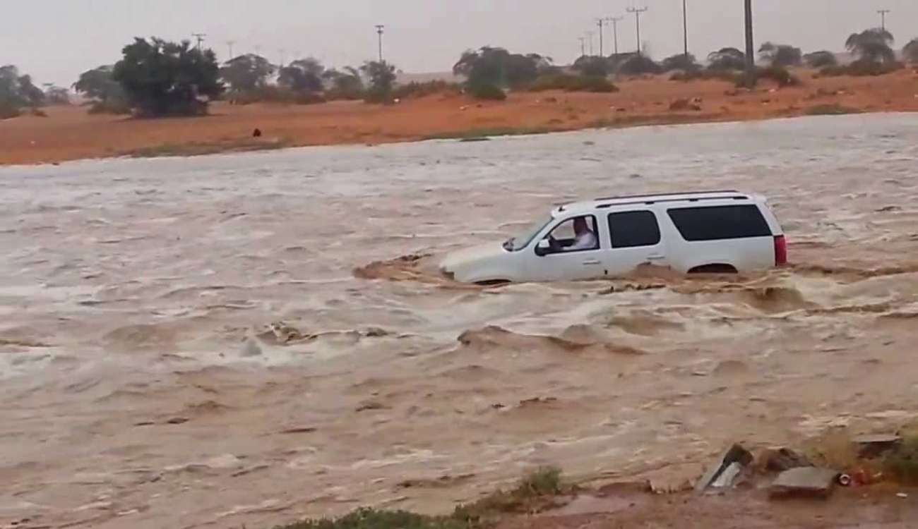 بالصور.. تكريم سائق أنقذ مواطنا بعد احتجاز سيارته وسط مياه السيول