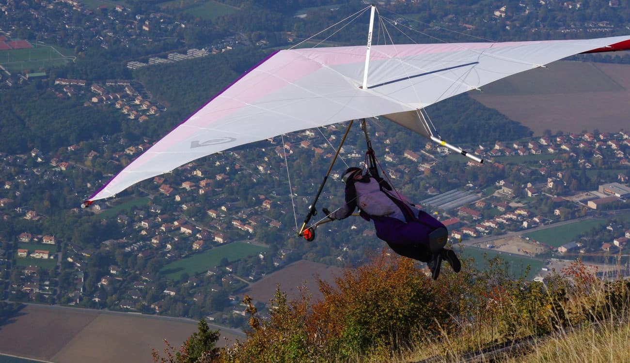 بالفيديو والصور.. نجاة رجل سقط من طائرة شراعية على ارتفاع 4 آلاف قدم!