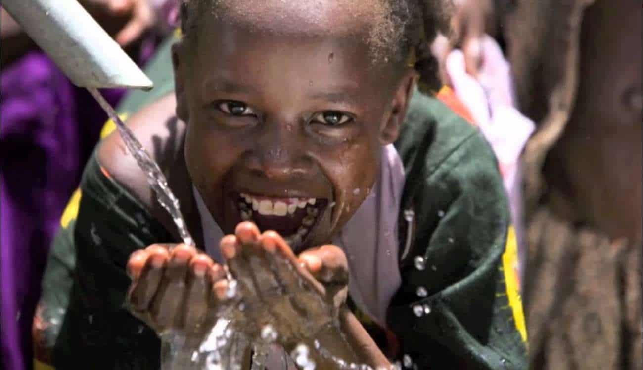 طفل سوداني يرفض تناول الطعام منذ عام ونصف.. كيف يعيش؟