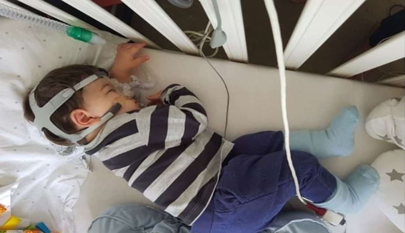 بالصور.. طفل يعاني من حالة نادرة تعرضه للموت بسبب النوم