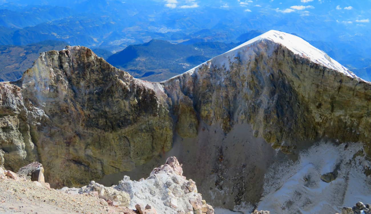 بالفيديو.. لقطات مروعة لسيدة تنزلق 130 قدما على جبل بركاني