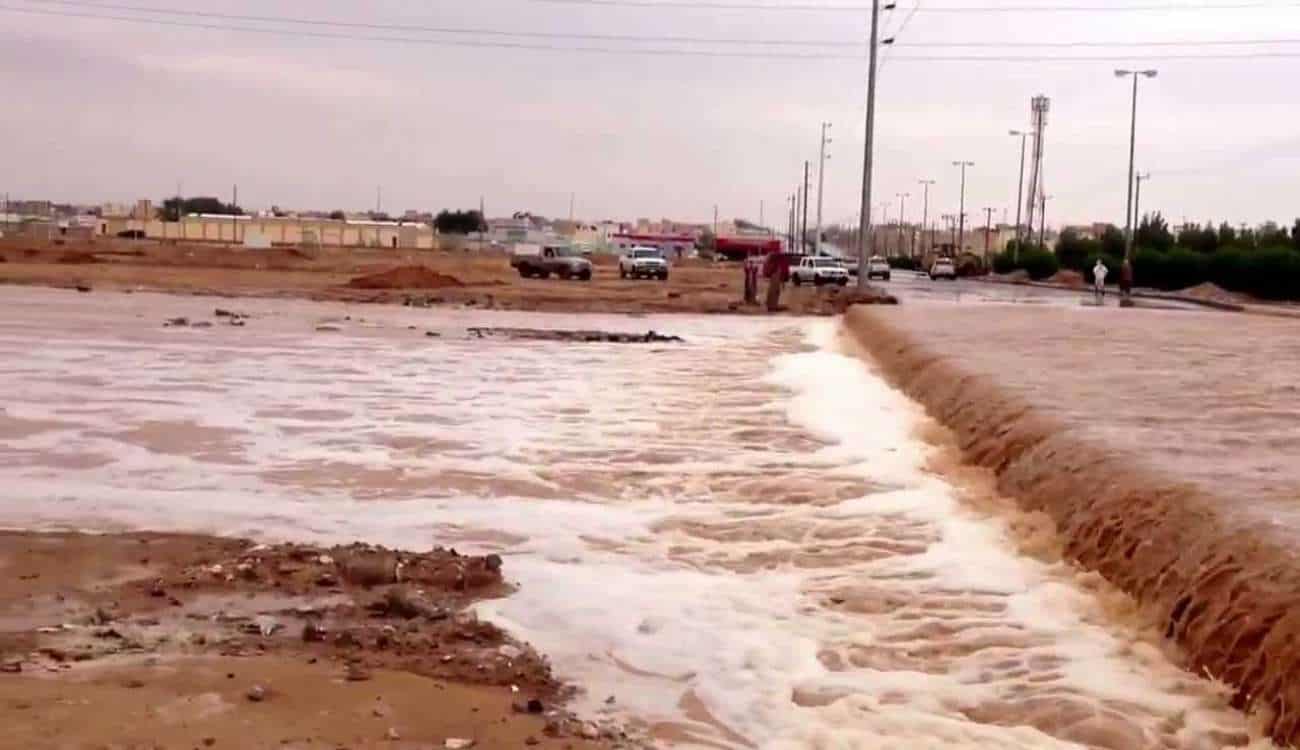 إنقاذ 46 شخصا حاصرتهم مياه السيول بحفر الباطن